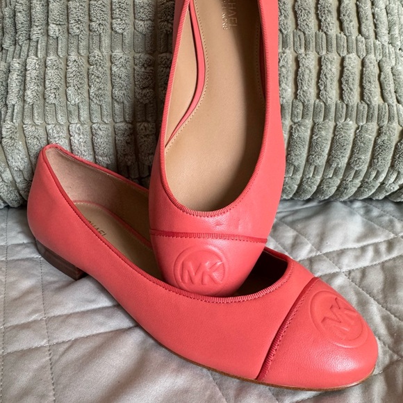 NWOB Michael Kors MK Logo Ballet Flats in Coral Pink - Picture 3 of 10